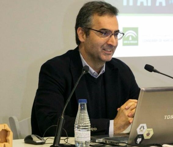 Lorenzo León Moreno es Ingeniero Agrónomo y Doctor Ingeniero Agrónomo por la Universidad de Córdoba